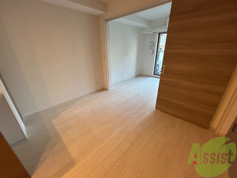 居室・リビング　１０．１帖のＬＤＫです。テレビやソファの設置が可能です。