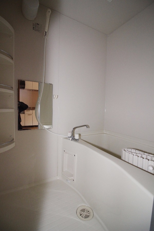 バス・シャワールーム　清潔感のあるお風呂