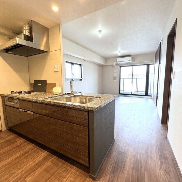 居室・リビング　ＬＤＫ15.4帖　カウンターキッチン　エアコン完備　バルコニ