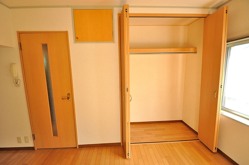 収納　嬉しいこのリビングに収納。掃除機やいろんなモノをこの中に収納