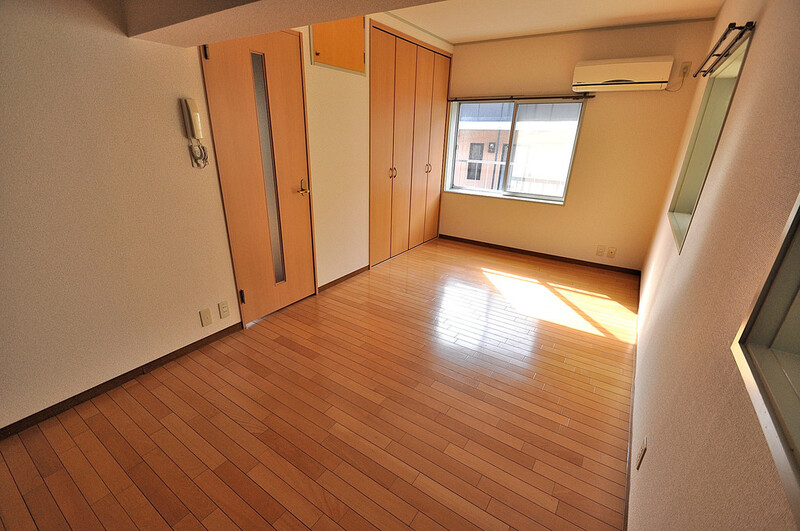 居室・リビング　この奥行きが自信のリビングですね。三面採光もポイントですねー