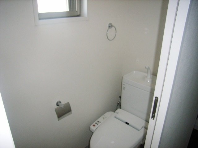 トイレ　同物件、別号室のものです。