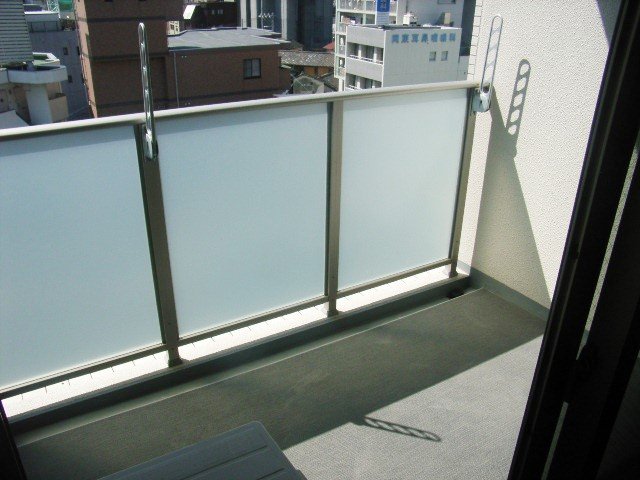 バルコニー　同物件、別号室のものです。