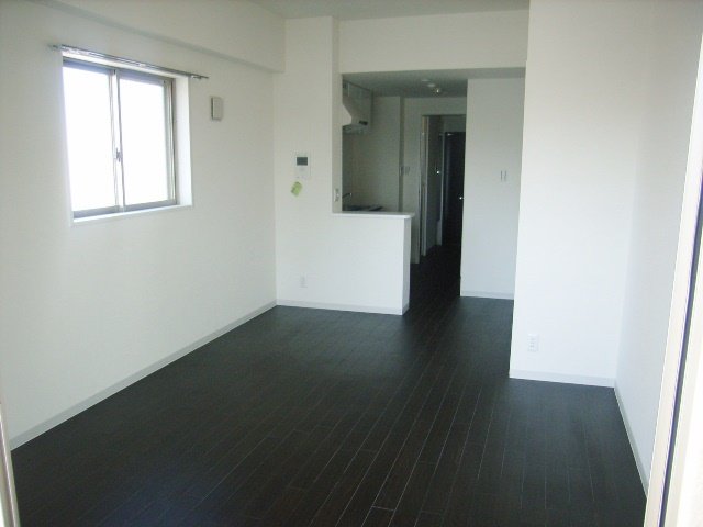 居室・リビング　同物件、別号室のものです。