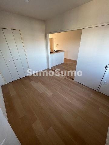 その他部屋・スペース　落ち着いた色調の寝室です