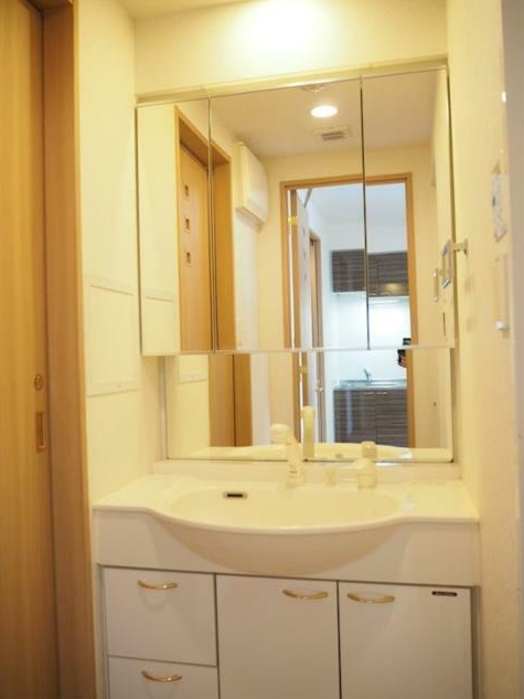 洗面設備　嬉しい独立洗面台付き。