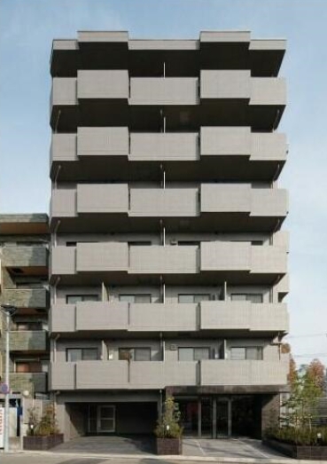 建物外観　鉄筋コンクリート造のがっちりとした建物。