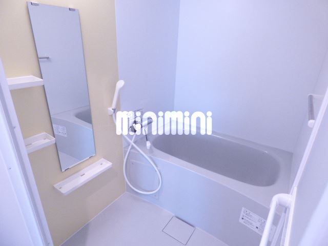 バス・シャワールーム　ゆったりとしたバスルーム