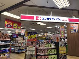 ドラックストア　ココカラファインプラス イズミヤ 寝屋川店（ドラッグストア）まで523m