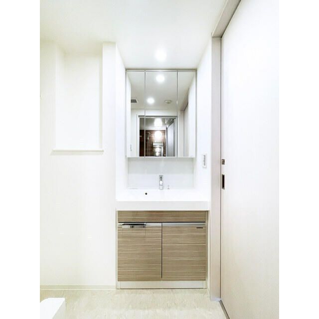 洗面設備　ゆったりとスペースのある洗面所