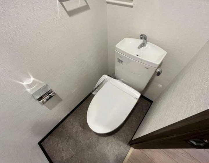 トイレ　落ち着いた色調のトイレです