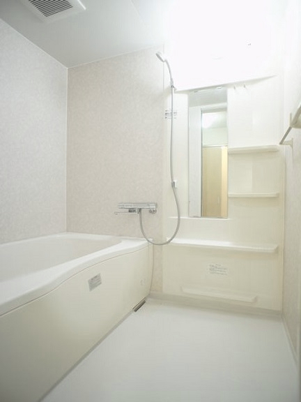 バス・シャワールーム　追い焚き機能付きです♪