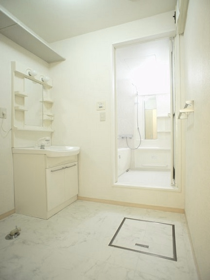 洗面設備　洗髪洗面化粧台と洗濯機置き場があります♪