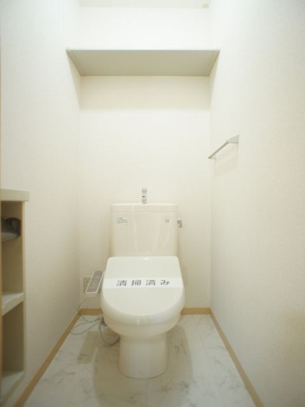 トイレ　温水洗浄暖房便座機能付きです♪