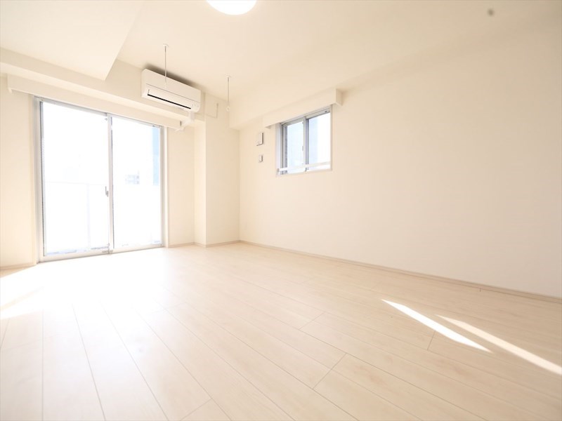 居室・リビング　洋室10.5帖　２面採光　エアコン完備　バルコニー