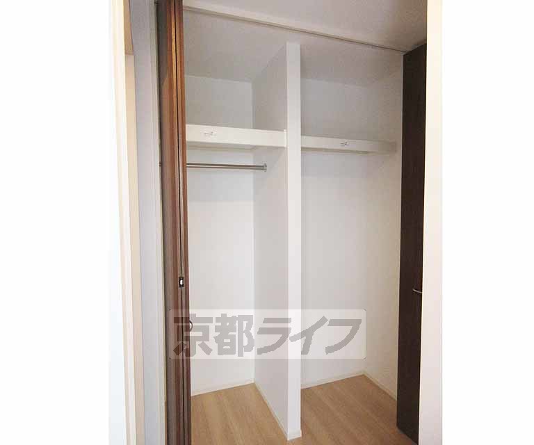 収納　廊下にも大きい収納有ります