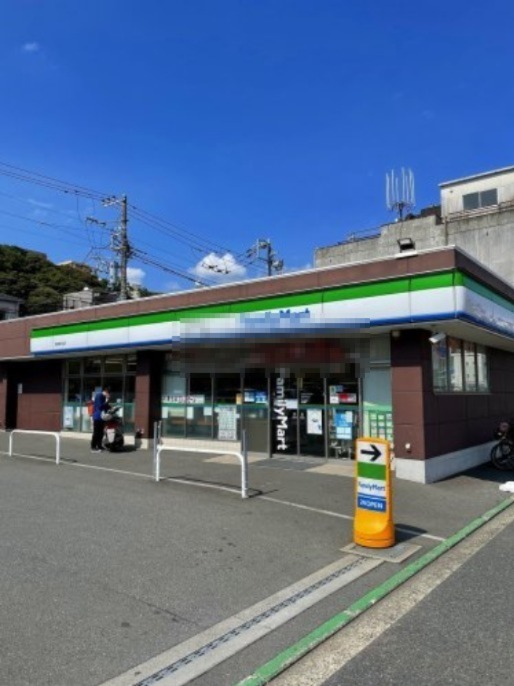 コンビニ　ファミリーマート 根岸駅北店（コンビニ）まで621m