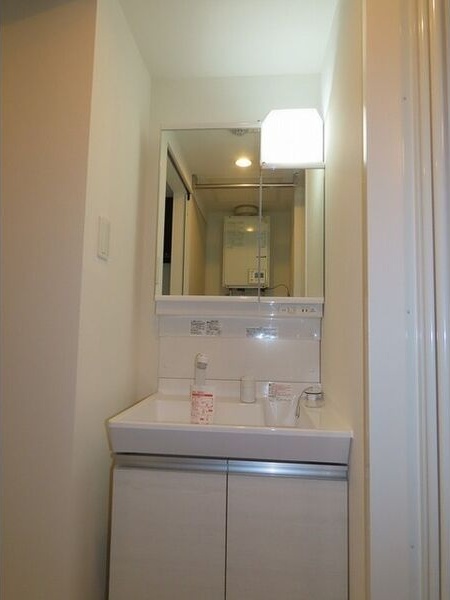 洗面設備　朝の身支度に便利な洗面台です♪