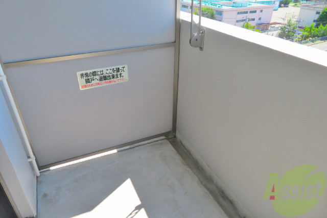 バルコニー　バルコニーは白色のオシャレな仕様になっています。いいなー。