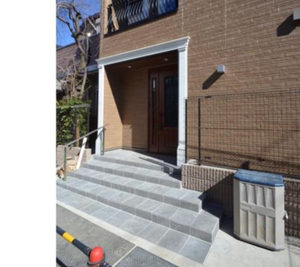 エントランス　落ち着いたエントランスです