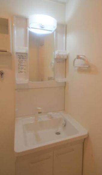 洗面設備　明るい洗面所です