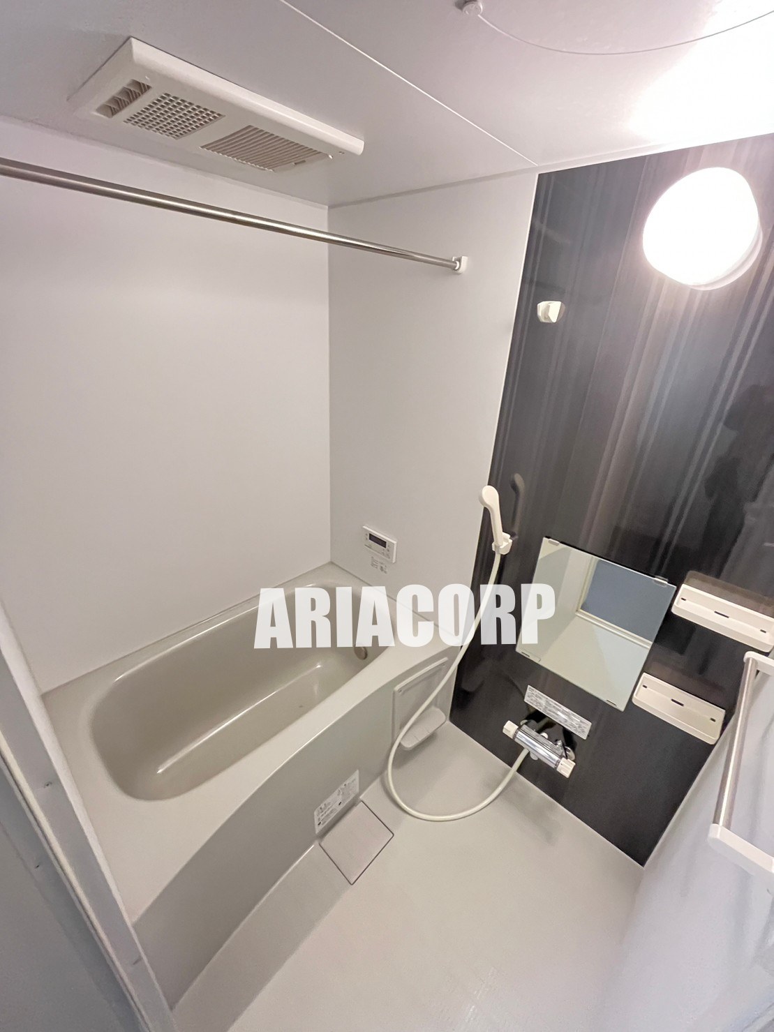 バス・シャワールーム　追い焚き機能付。カラーパネル採用でお洒落なバスルーム。