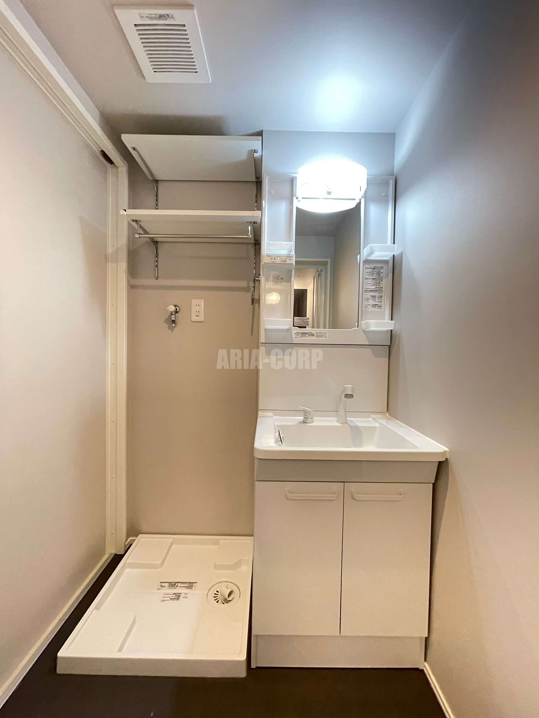 洗面設備　シャンプードレッサー付きの独立洗面台！収納豊富な洗面所♪