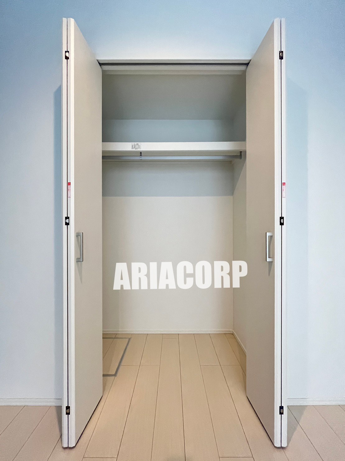 収納　クローゼット、上部には便利な棚がございます