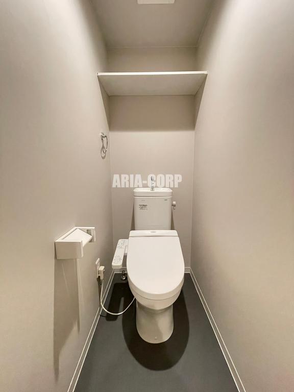 トイレ　ウォシュレット対応♪上部には収納スペースもあります！