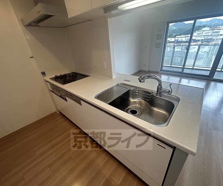 キッチン　３口コンロ付きのキッチンです。