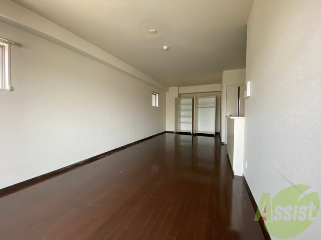 その他部屋・スペース　別角度から洋室を撮影。北向きの窓があります。