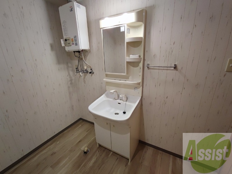 洗面設備　独立洗面台です。大きくてよいですね。シャンプーもできます。