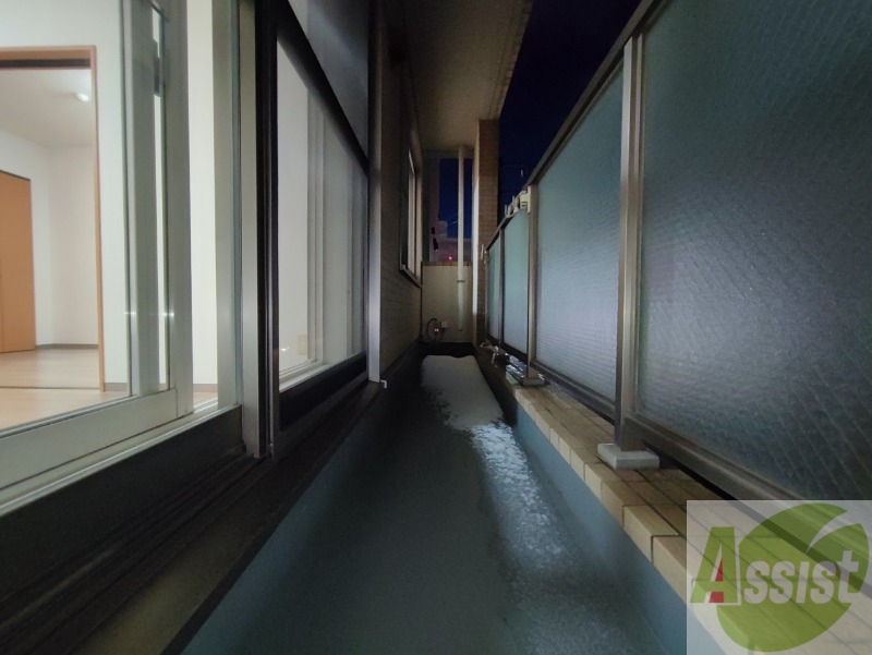 バルコニー　バルコニーは幅があり、広い印象を受けました。