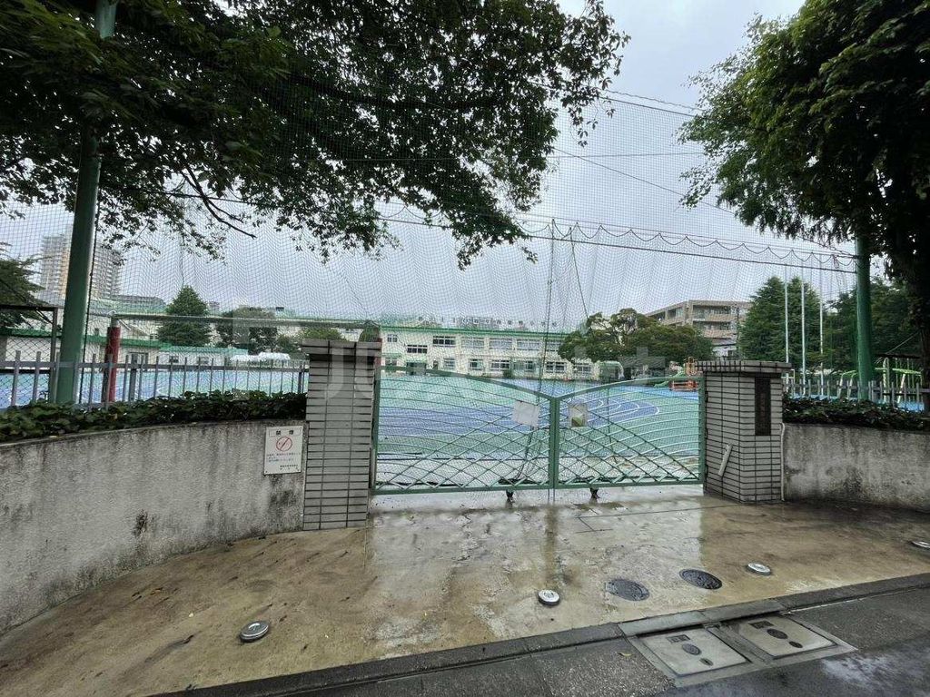 小学校　豊島区立西巣鴨小学校（小学校）まで360m