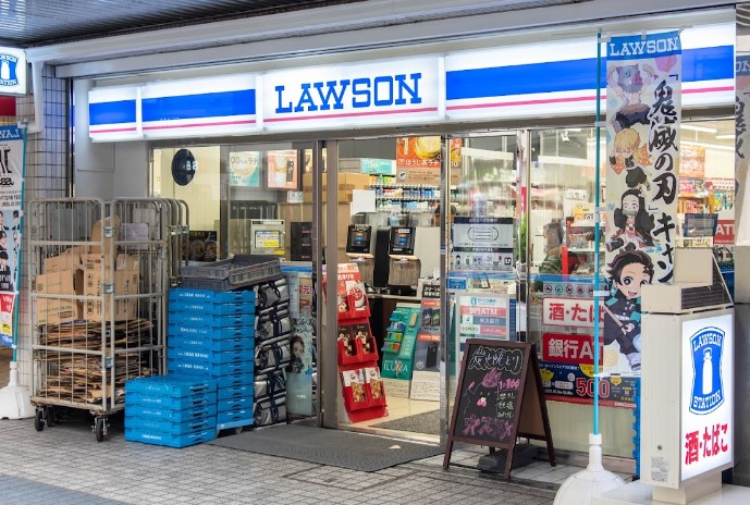 コンビニ　ローソン 鶴見駅西口店（コンビニ）まで604m