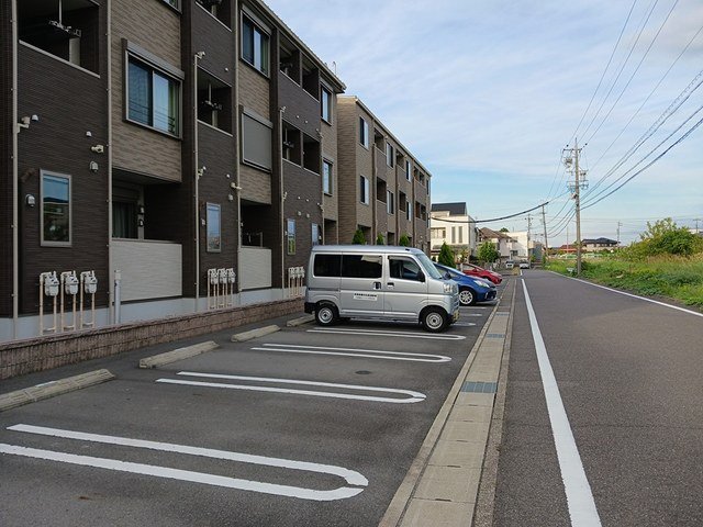 駐車場　駐車場があるので、車を買う予定の方も安心です
