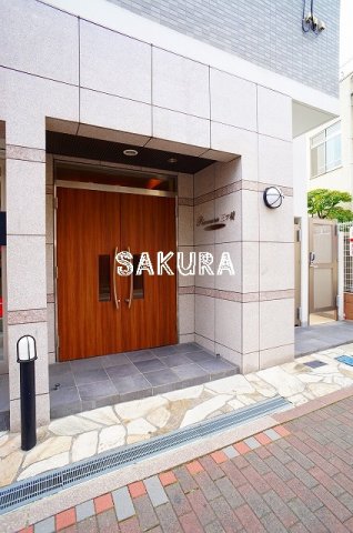 エントランス　重厚感のある建物デザイン♪