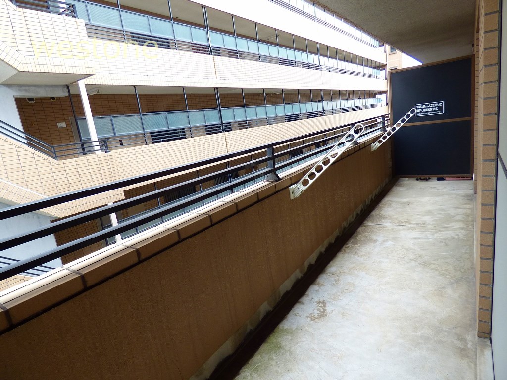 バルコニー　幅が広いバルコニーです