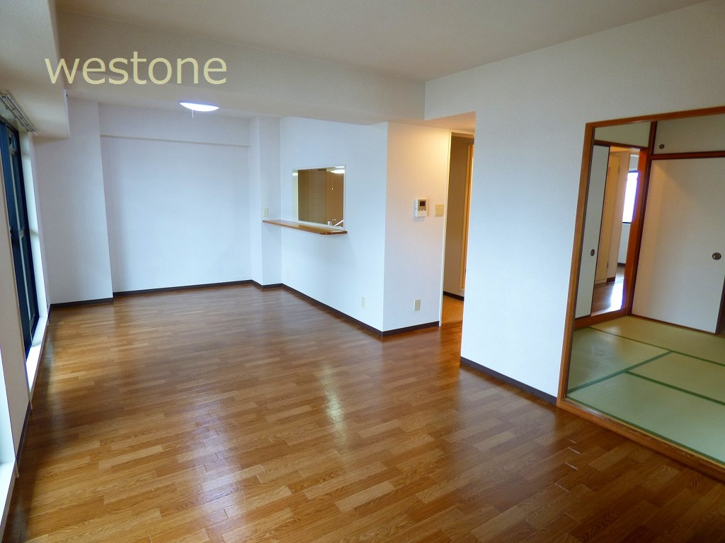 居室・リビング　バルコニー面した広いリビングです。