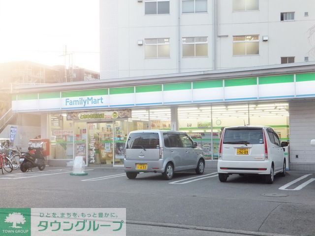 コンビニ　ファミリーマートサンズ原町田三丁目店（コンビニ）まで120m