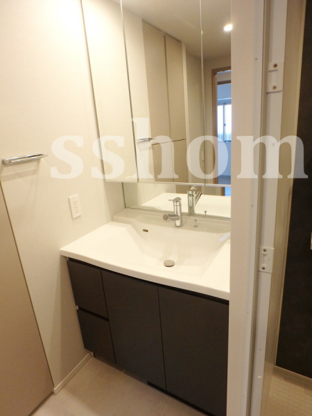 洗面設備　鏡の中は収納です