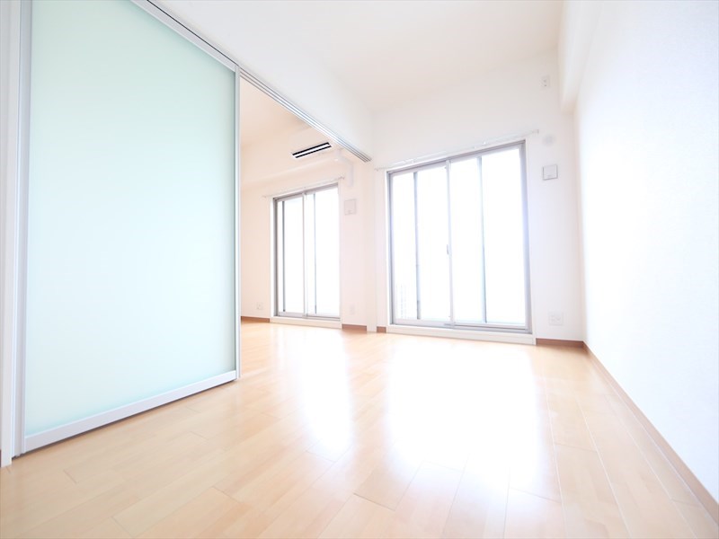 バルコニー　ＬＤＫ12.3帖　洋室6帖　エアコン完備　南面バルコニー