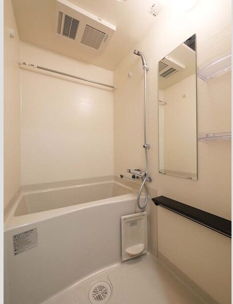 バス・シャワールーム　浴室乾燥機付きのお風呂となります