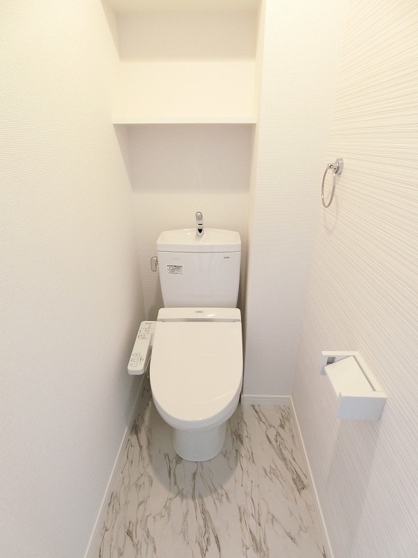 トイレ　写真は同型物件のものです。色やデザインが異なる場合がございま