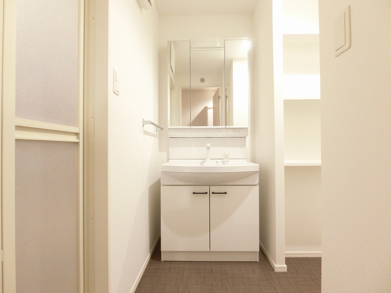 洗面設備　写真は同型物件のものです。色やデザインが異なる場合がございま