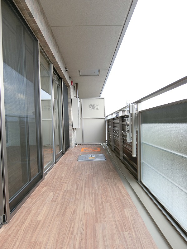 バルコニー　写真は同型物件のものです。色やデザインが異なる場合がございま