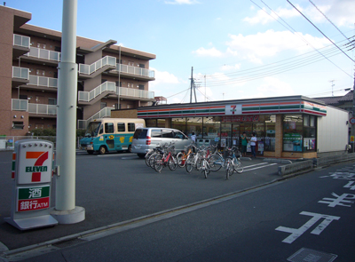 コンビニ　セブンイレブン（コンビニ）まで325m