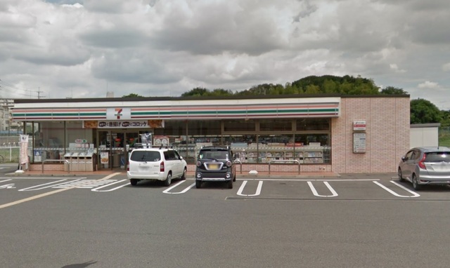 コンビニ　セブンイレブン堺草部店（コンビニ）まで740m