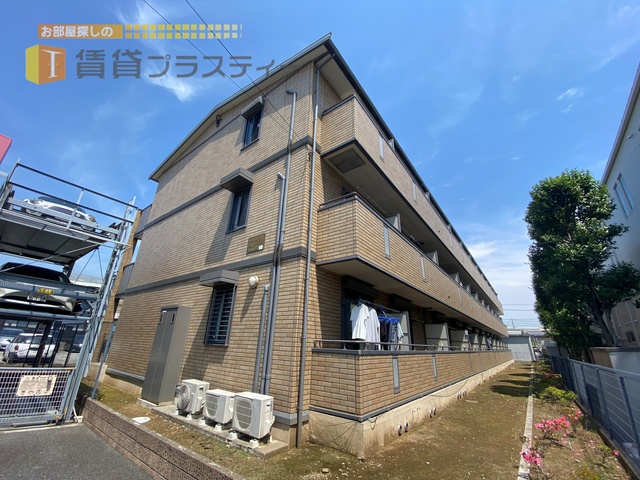 建物外観　２つのショッピングセンターの中間。