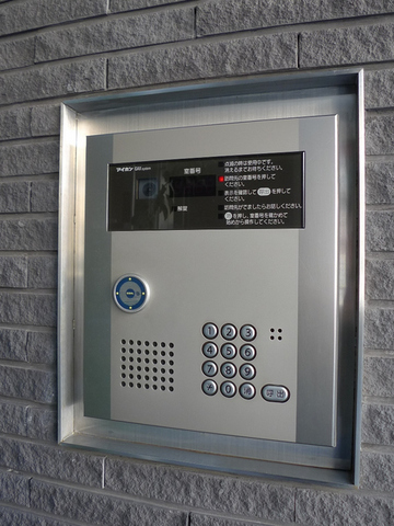 セキュリティ　鍵をかざすとオートロックが開きます